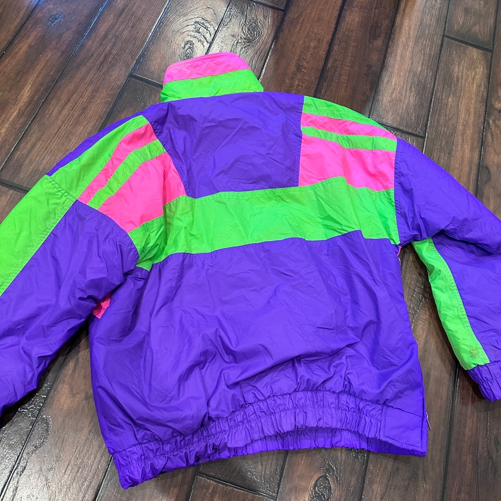 𝙷𝙾𝚃 𝙼𝚄𝚂𝙸𝙲
Retro 90’s 𝑵𝒆𝒐𝒏 Fleece jacket with insert - Picture 9 of 9